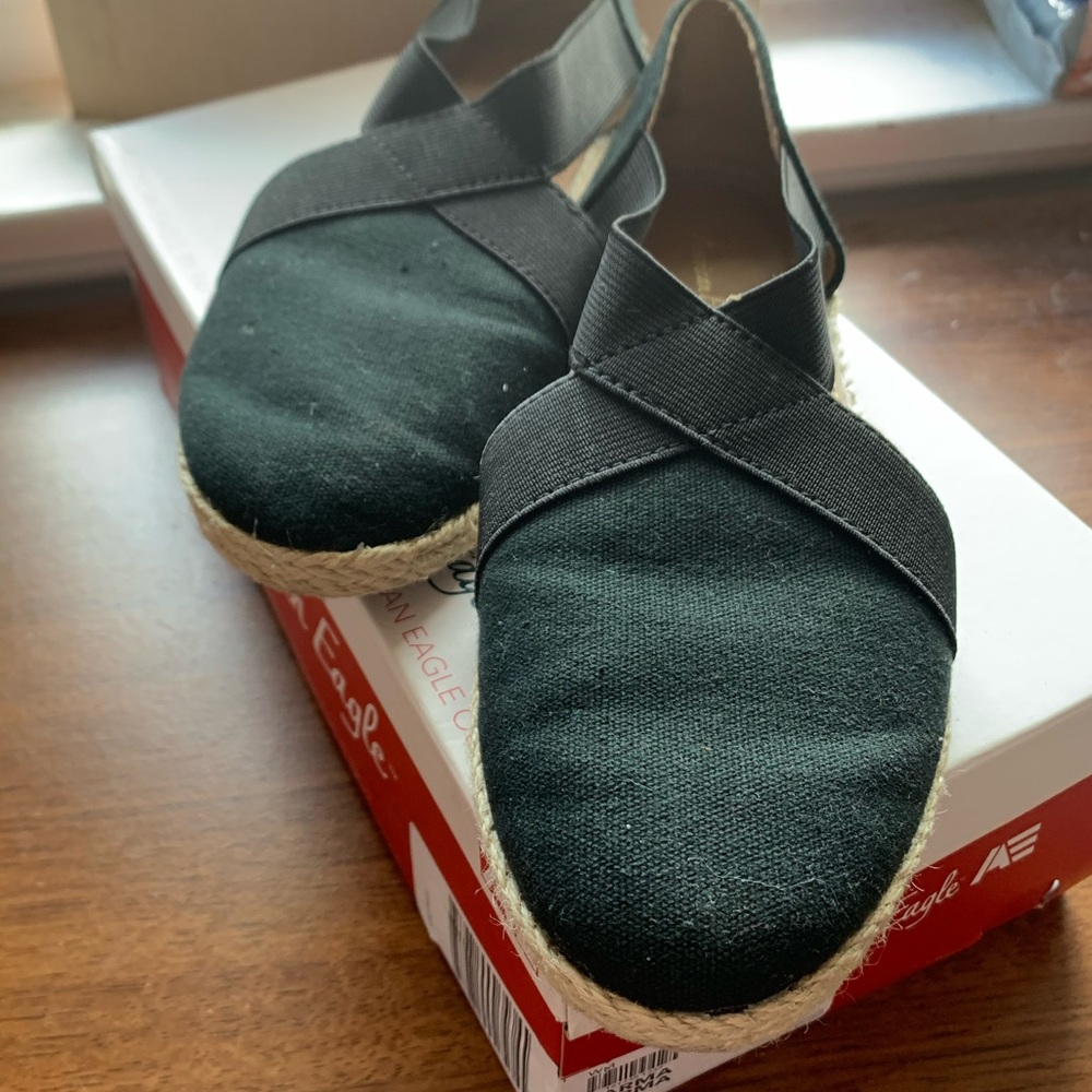 Black sandals with elastic straps
